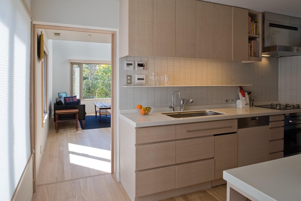 Breakfast room towards kitchen and living room   Breakfast room towards kitchen and living room